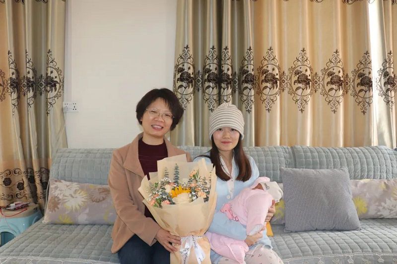 公司工會(huì )開(kāi)展“溫暖送祝?！りP(guān)愛(ài)女職工”慰問(wèn)活動(dòng)3.jpg