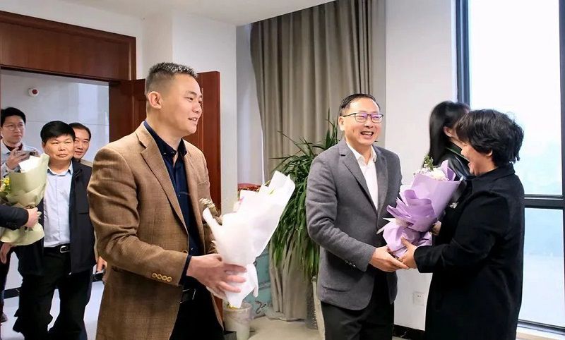 公司領(lǐng)導班子走訪(fǎng)慰問(wèn)女職工3.jpg