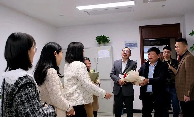 公司領(lǐng)導班子走訪(fǎng)慰問(wèn)女職工5.jpg