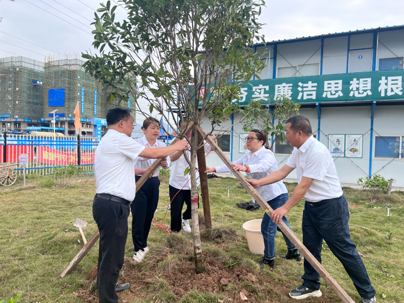 第一分公司第三黨支部與賀州城投集團機關(guān)第一黨支部、賀州城投實(shí)業(yè)公司黨支部聯(lián)合開(kāi)展主題黨日活動(dòng).png