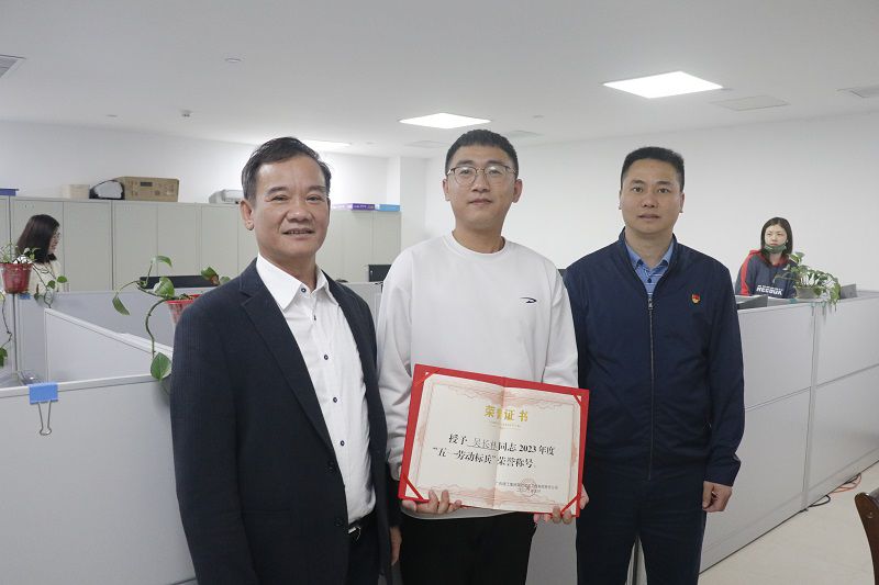 2.公司董事長(cháng)邱國興帶隊走訪(fǎng)慰問(wèn)“五一勞動(dòng)先進(jìn)集體”和“五一勞動(dòng)標兵”.jpg