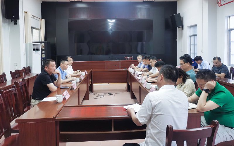 伍轉青與桂平市委常委、政法委書(shū)記覃桂深舉行工作會(huì )談（800圖）.jpg