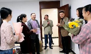 廣西建工四建公司領(lǐng)導班子走訪(fǎng)慰問(wèn)女職工