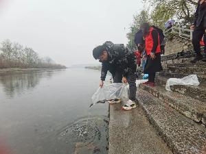 廣西建工四建公司團委開(kāi)展“學(xué)雷鋒.守護漓江增殖放生”主題活動(dòng)